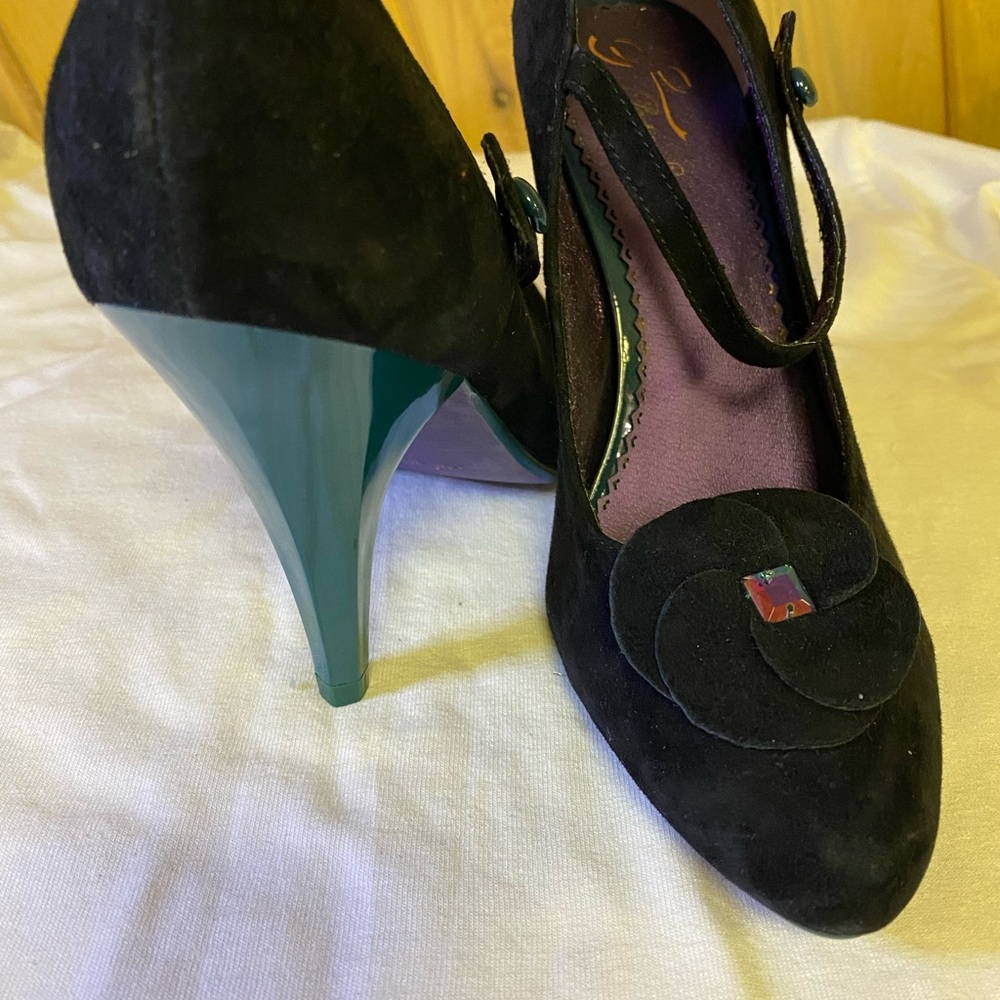 New Poetic Licence Suede Heels Size 7.5 Black/Grn